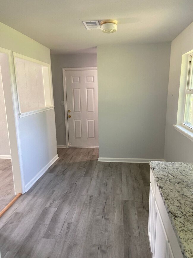 Building Photo - 2 Bedroom 1 Bath w/ Office