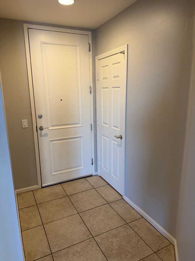 Building Photo - Terrific 2-Bedroom Condo in Guard gated community