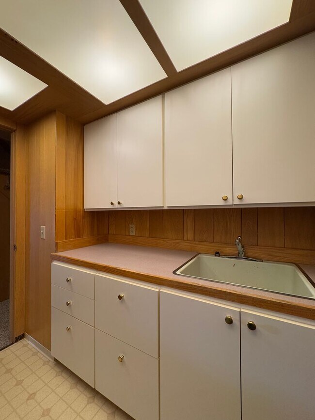 Building Photo - Spacious 6 Bedroom, 3 Bathroom Home Near CWU