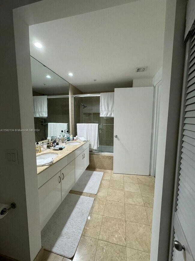 Building Photo - 801 Brickell Key Blvd