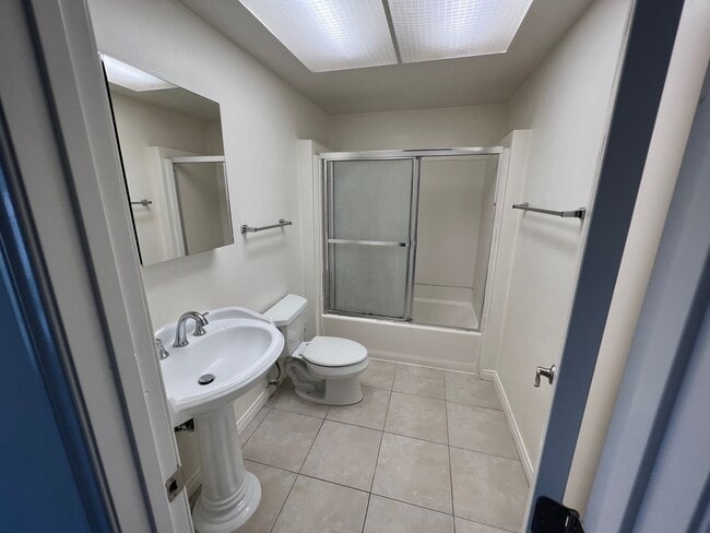 Building Photo - Beautifully Remolded 3 Bed 2.5 Bath Townhome!