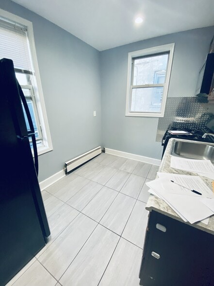 Kitchen - 2879 Randall Ave