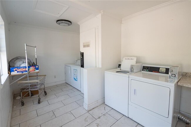 Building Photo - 413 Ewalt Ave
