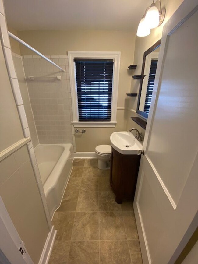 Building Photo - Cozy & Convenient 2 Bed, 1 Bath Home