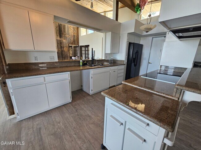 Building Photo - 145 Lakeview Dr