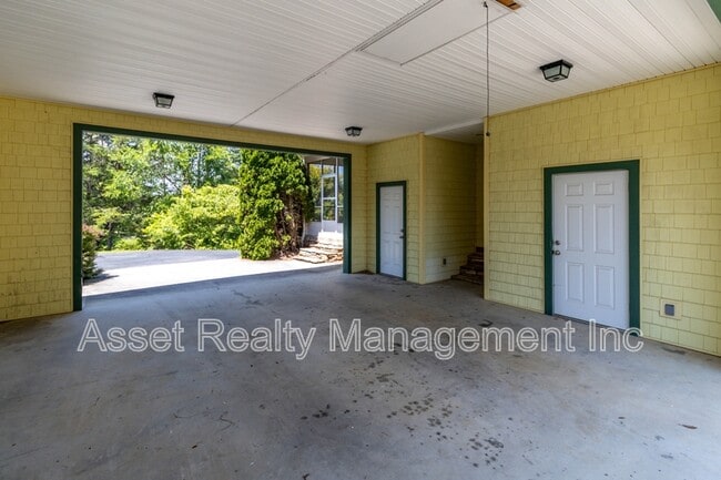 Building Photo - 2084 Allenridge Dr