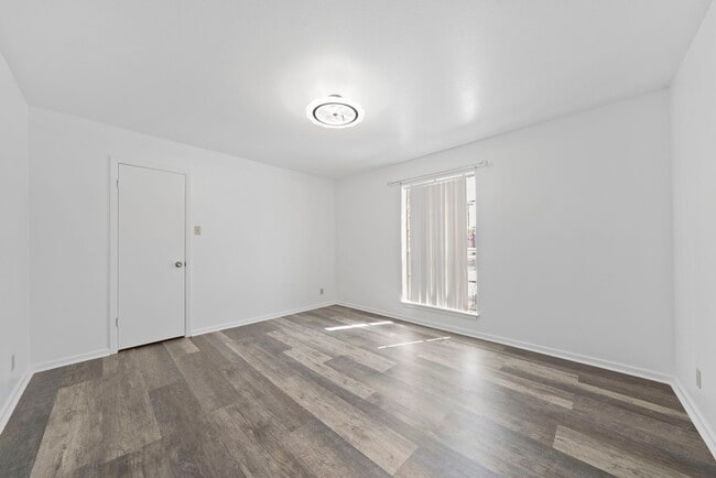 Building Photo - Chic 1-Bed Oasis with Pool & Walk-In Closets in Central San Antonio – $975/mo