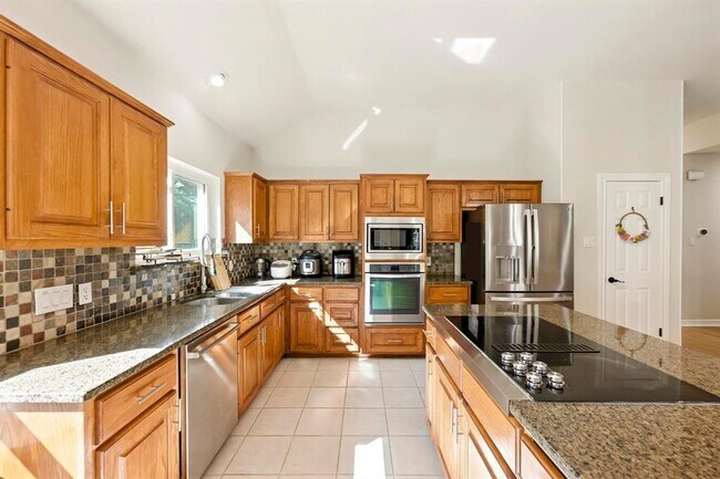 Building Photo - 9281 Scenic Bluff Dr