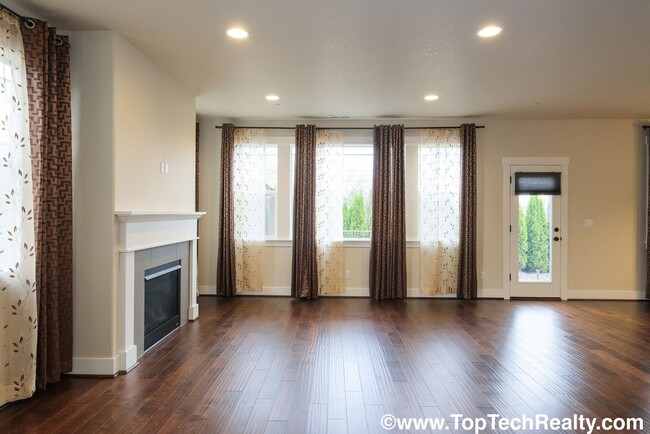 Building Photo - Beautiful 4 BR* 2.5 BTH* Single Family Hom...