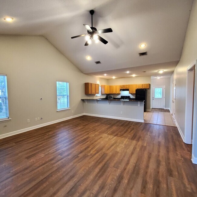 Building Photo - Luxurious and Spacious 3BR/2BA Rental Home...
