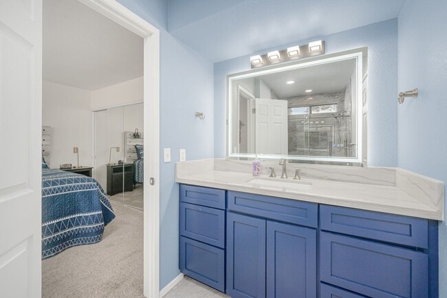 Building Photo - NEWLY REMODELED  FURNISHED BOTTOM FLOOR CONDO