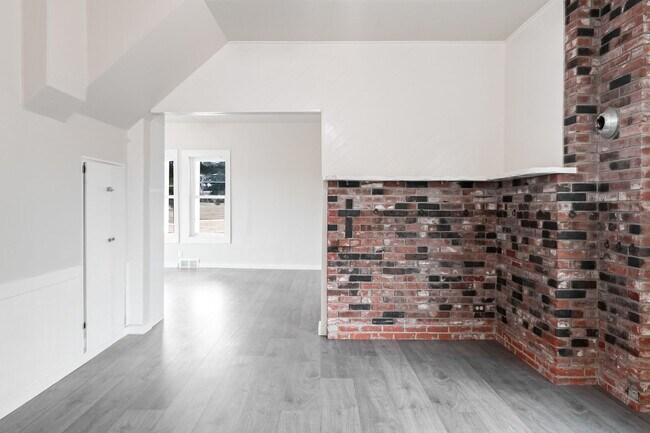 Building Photo - Beautifully Renovated 4-Bedroom Farmhouse on Large Corner Lot in the Heart of Sublimity - Water/S...