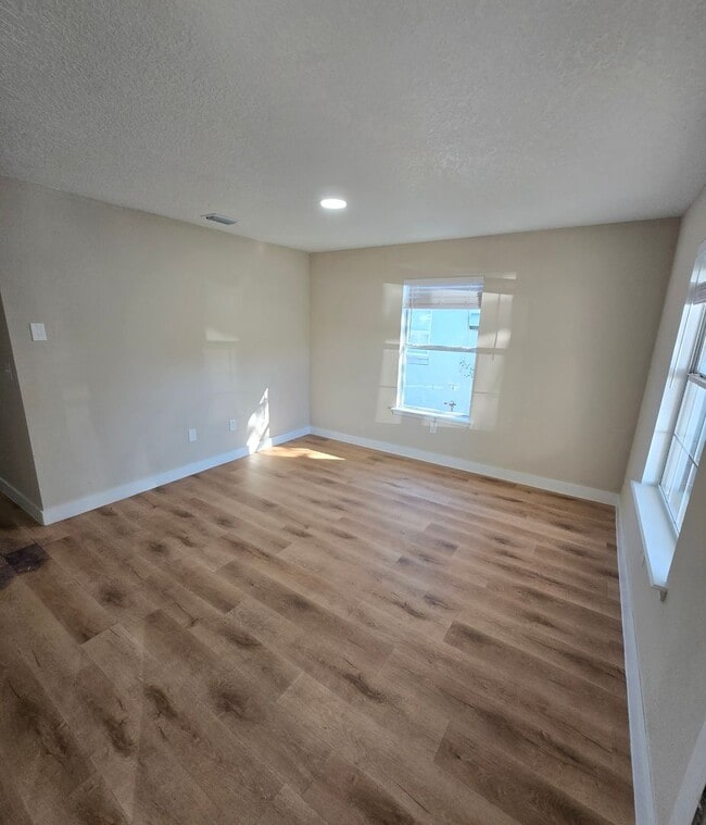 Building Photo - Charming and Newly Renovated 3BR 2BA Home in Jacksonville