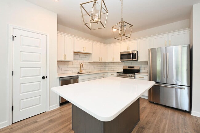 Building Photo - Like-New Modern Townhome Near Dining, Shopping, Trails & Old Hickory Lake