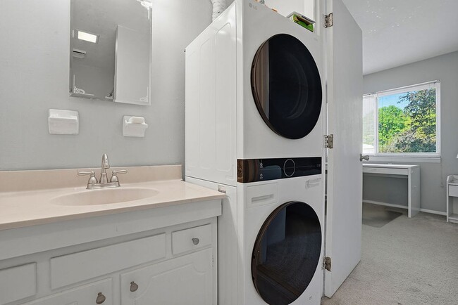 Building Photo - MINUTES to UNC!! 2 Bed 2.5 Bath Townhome - FURNISHED!  $500 Move in Incentive!