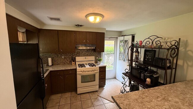 Building Photo - Move-In Ready 2BR Home on Quiet Residential Street in Baldwin/Whitehall!