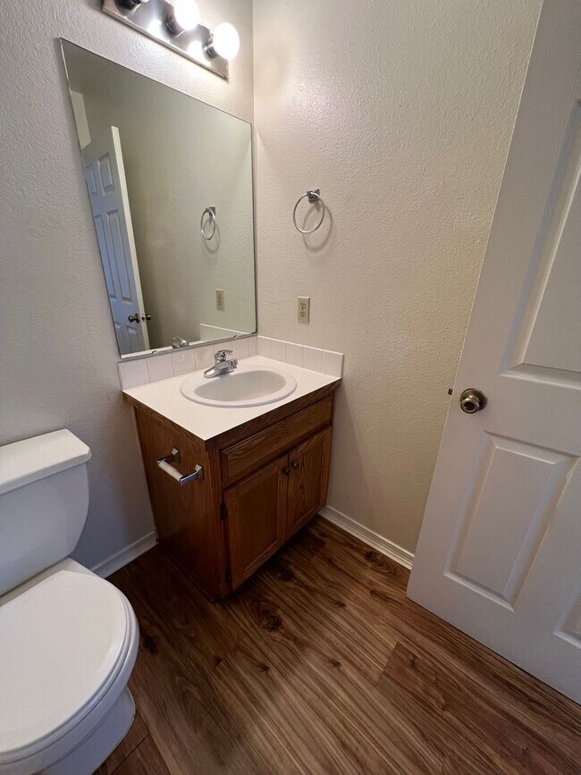 Building Photo - Top/2nd floor 2BR unit