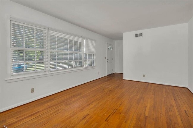 Building Photo - 150 Fairway Oaks Dr