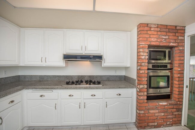 Building Photo - Rose Hills