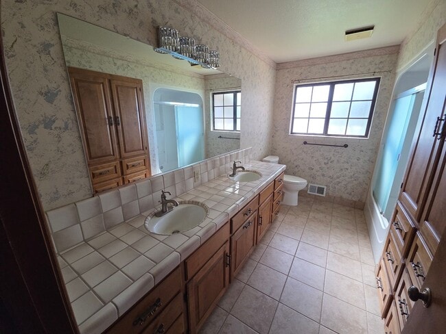 Building Photo - Gorgous 3 Bedroom 2/5 Bath Country Home