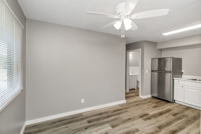Building Photo - Beautiful updated Main-Level unit in Fabul...