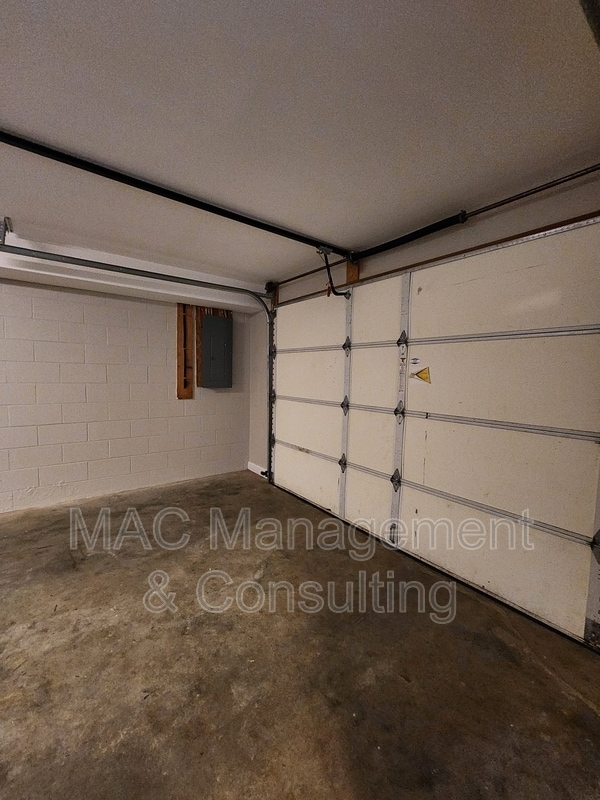 Building Photo - 1028 Nottingham Dr