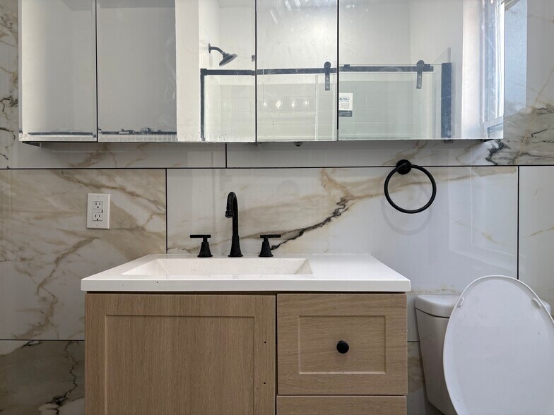 Building Photo - 5834 Phillips Ave