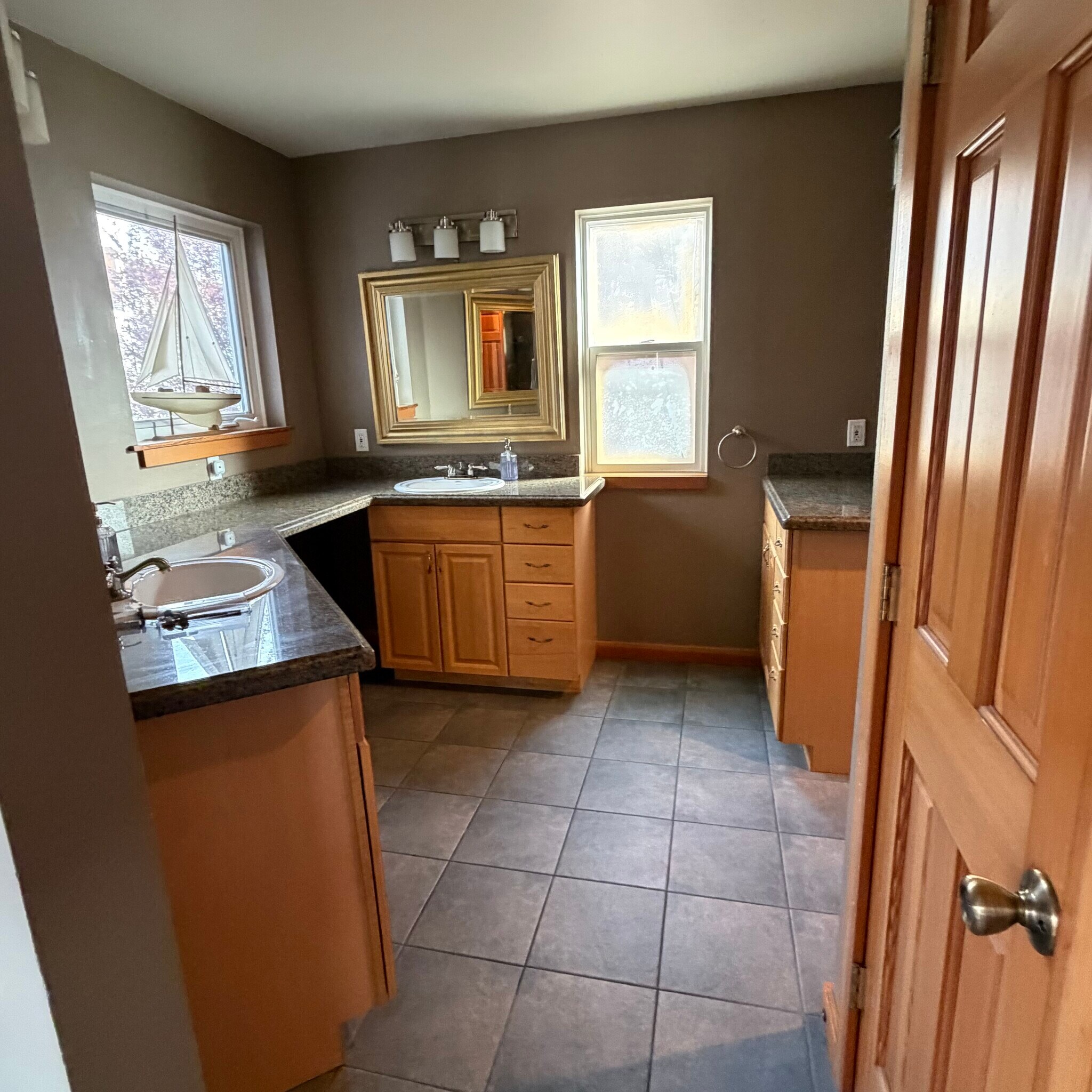 Master bathroom on second floor - 1911 24th Ave S