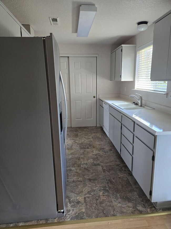 Building Photo - 3 bed 2 bath   Home for Rent in Grants Pass