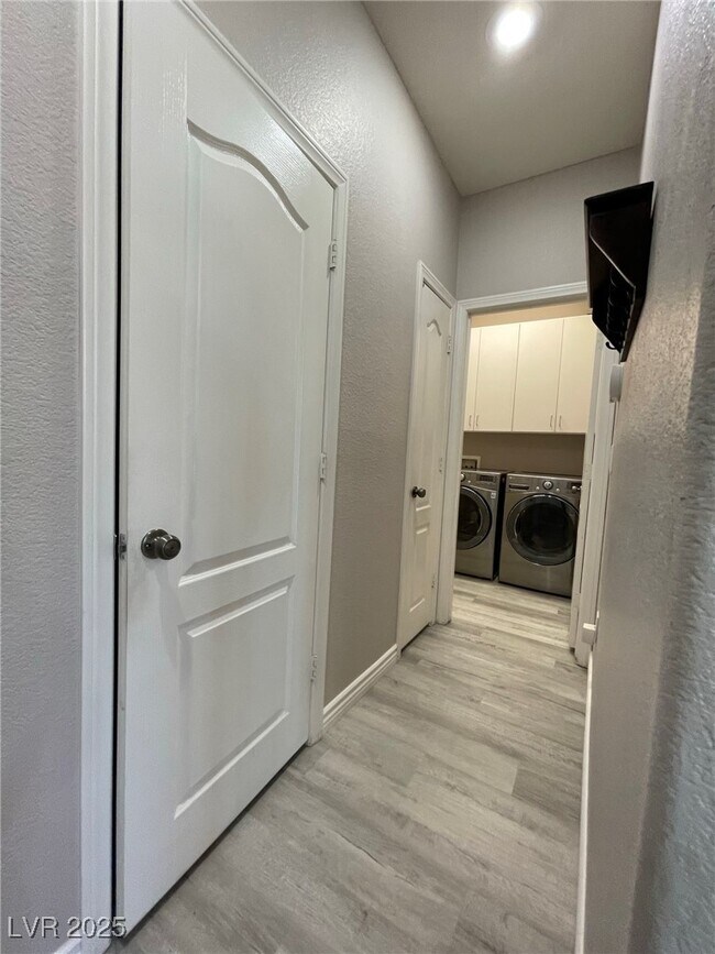 Building Photo - 6636 Sand Swallow St