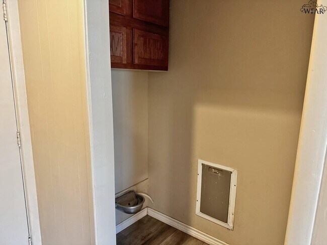 Building Photo - 1408 Normandy Dr