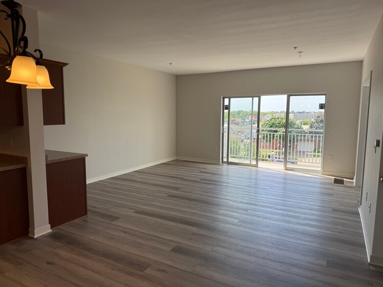 Family room with wetter and balcony - 3540 Library Dr