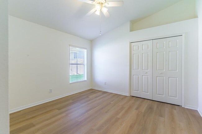 Building Photo - 4 Bed / 3 Bath Unfurnished Family Home wit...