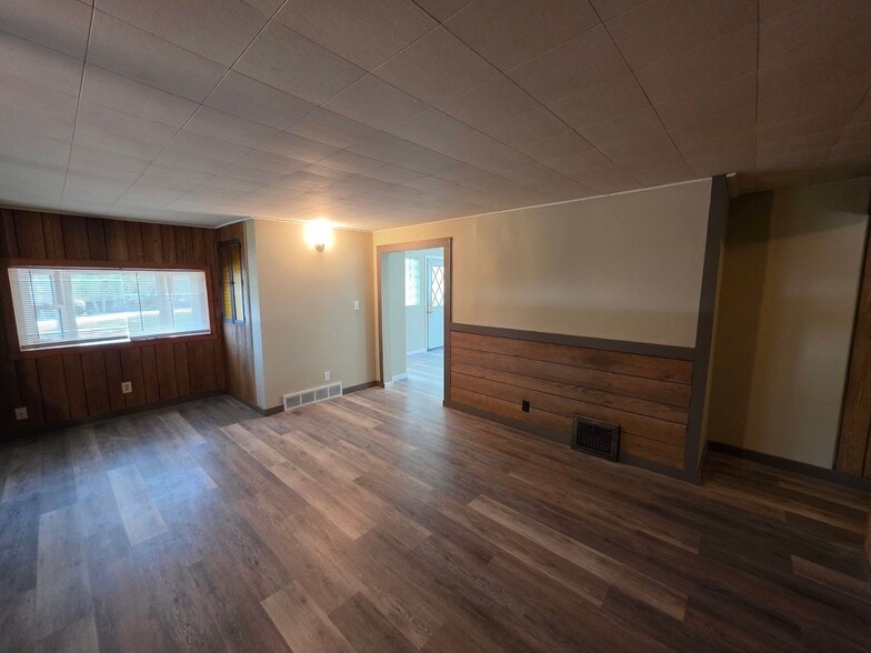 Building Photo - 2164 Penguin Ave