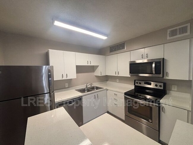 Building Photo - 390 Lake Placid Ct