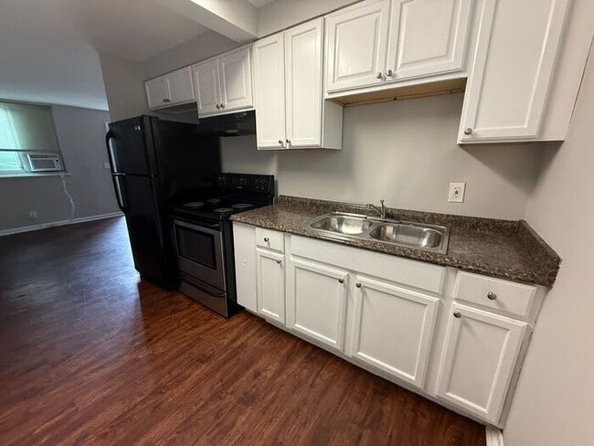 Building Photo - 2 Bed / 1 Bath apartment in triplex 2nd Av...