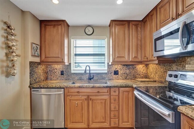 Building Photo - 3051 NE 48th St