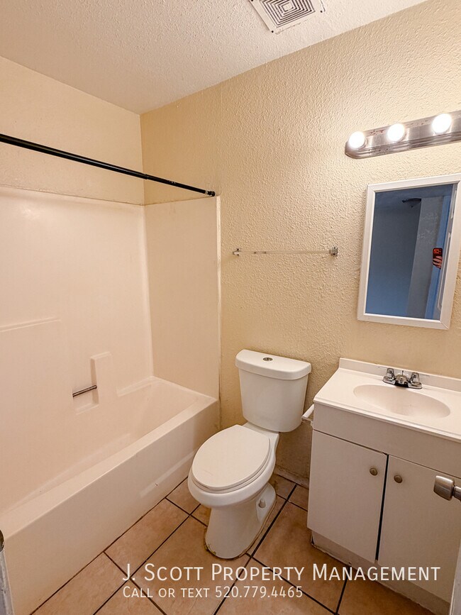 Building Photo - 1753 E Harvard St