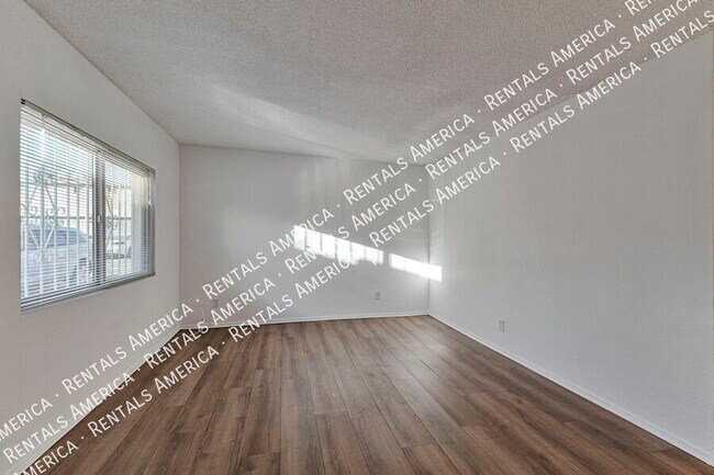 Building Photo - 749 E 6th St