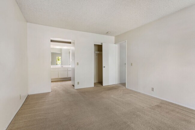 Building Photo - Stunning Bright and Completely Remodeled A...
