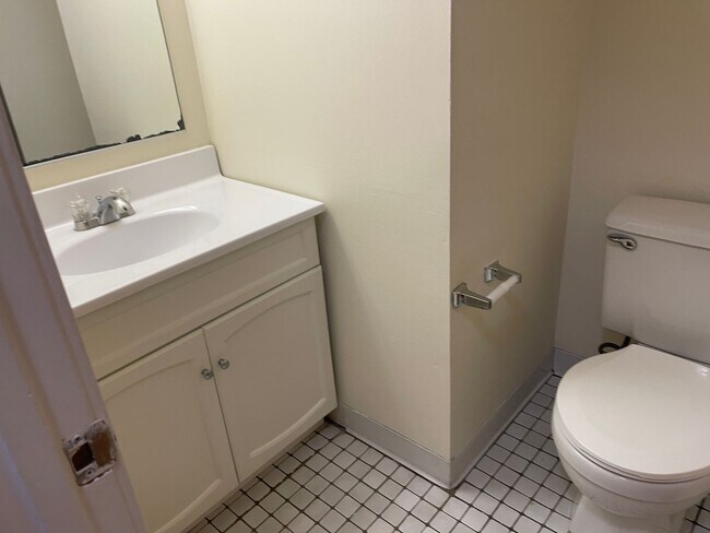 Building Photo - Modern Duplex with Pool, Parking, 2 balconies and 1 deck, Large Bedrooms,1.5 bath Laundry inside