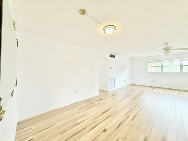 Building Photo - 445 32nd Ave N