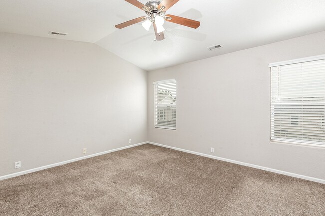 Building Photo - Stunning Townhouse for Rent