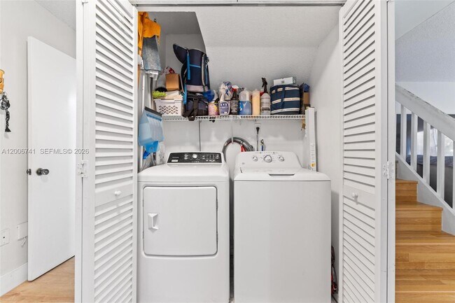 Building Photo - 6235 SW Kendale Lakes Cir