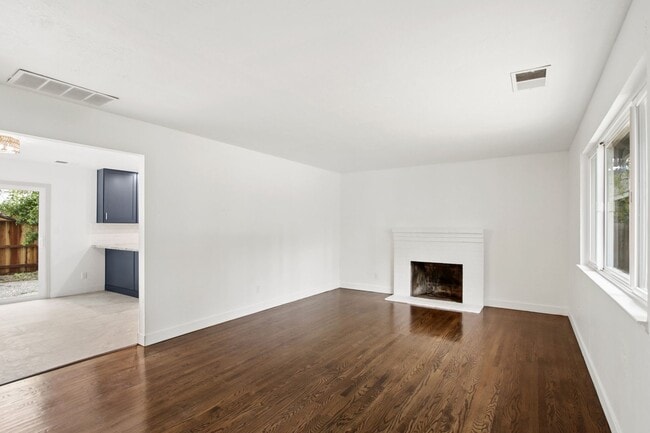 Building Photo - 4 Bedroom 2 Bathroom - Freshly Remodeled Available for Immediate Move-In