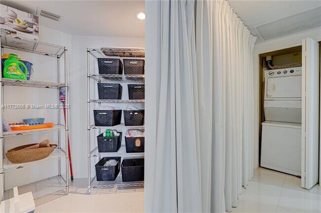 Building Photo - 475 Brickell Ave