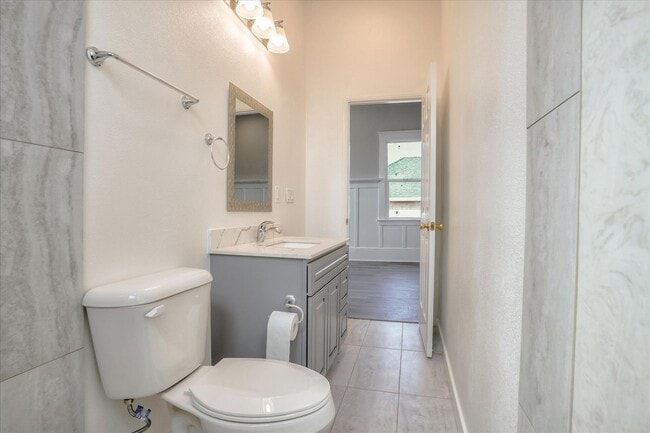 Building Photo - $1,500 MOVE IN SPECIAL!! 3 BED/2 BATH HOME UPPER UNIT AVAIABLE FOR RENT IN OAKLAND, CA!!!!