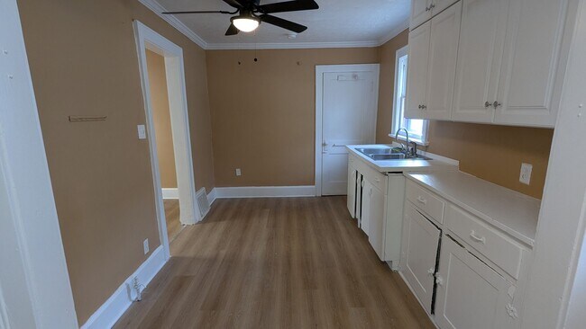 Building Photo - A charming 3-bedroom, 1.5-bathroom home located in the vibrant city of Akron