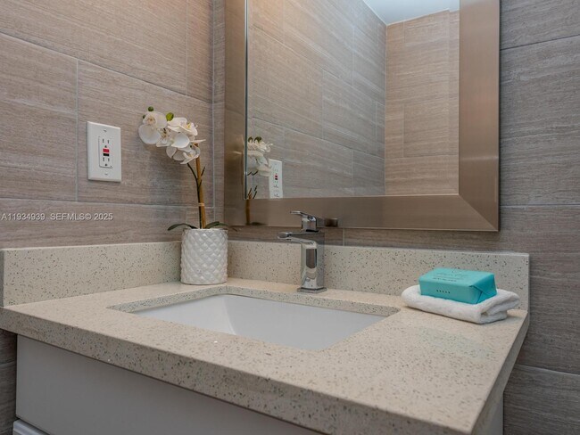 Building Photo - 2501 S Ocean Dr