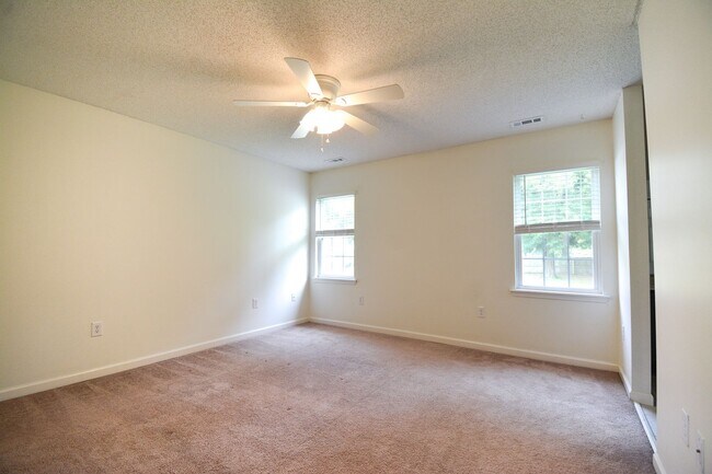 Building Photo - 3 Bedrooms and LARGE Backyard